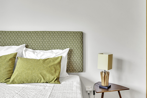 Quarto com decoração de luxo e roupa de cama premium