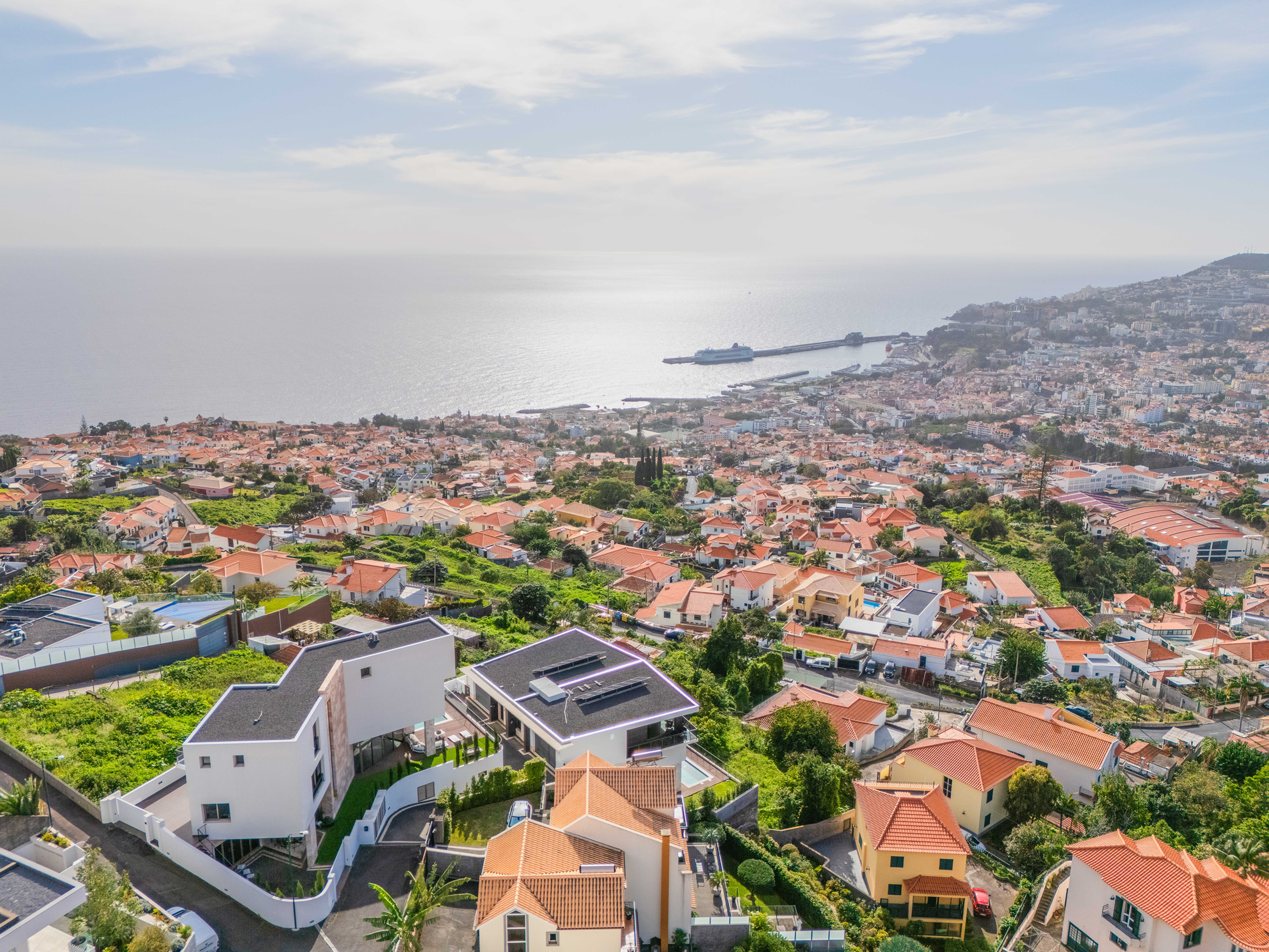 Vista panorâmica da cidade do Funchal com montanhas ao fundo