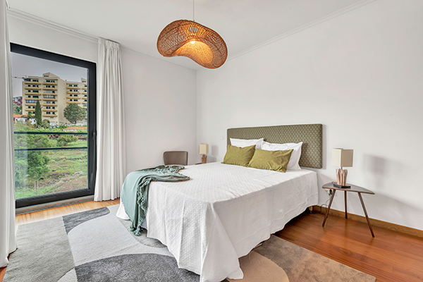 Quarto moderno com cama king-size e decoração acolhedora