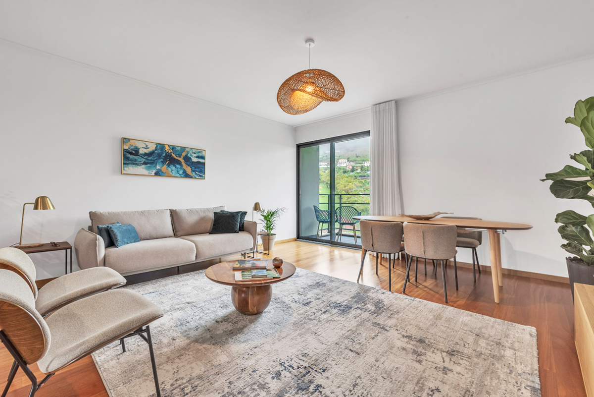 Interior moderno de apartamento com sala ampla e decoração elegante